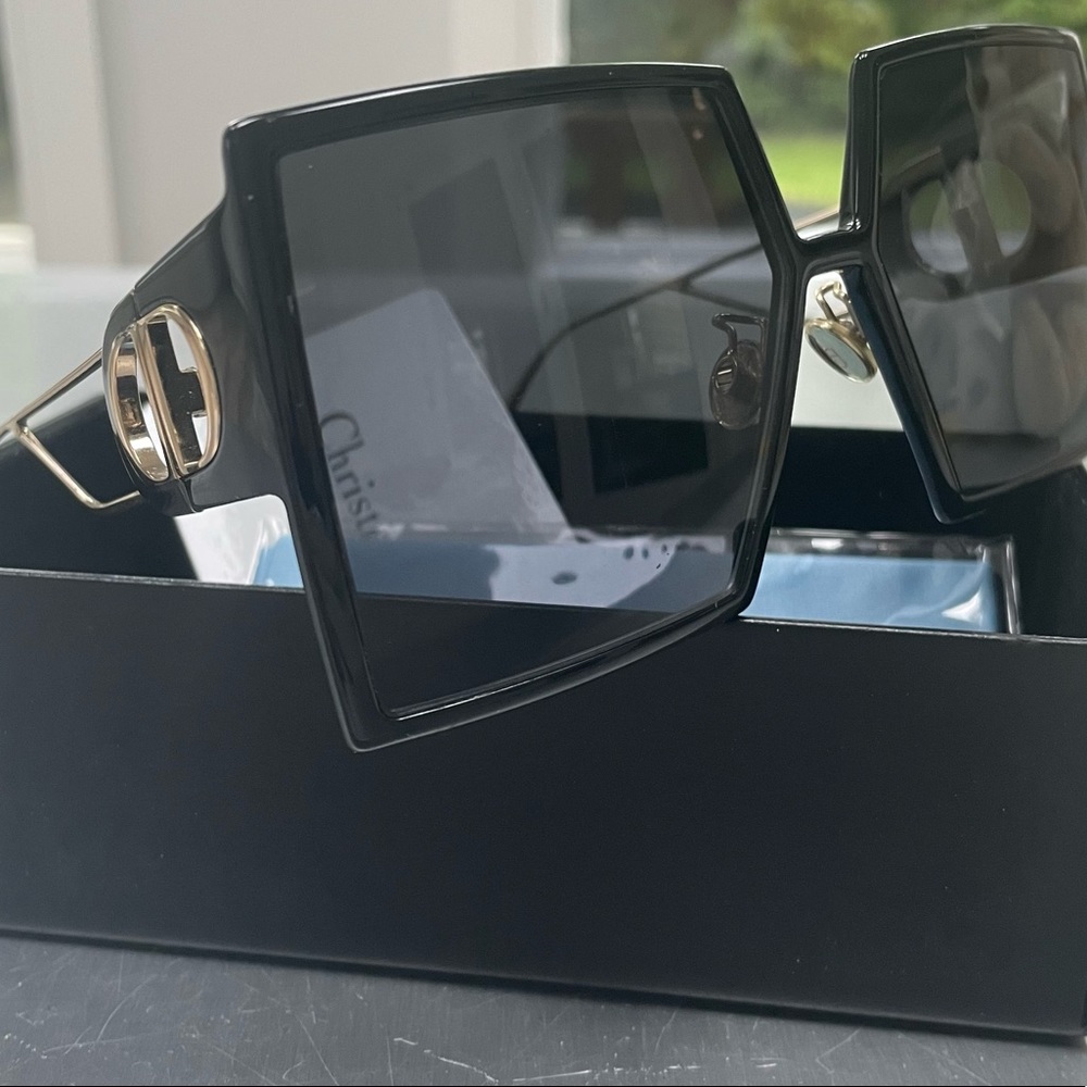 Dior Sunglasses 30Montaigne Black with Gold- with case and cloth- amazing